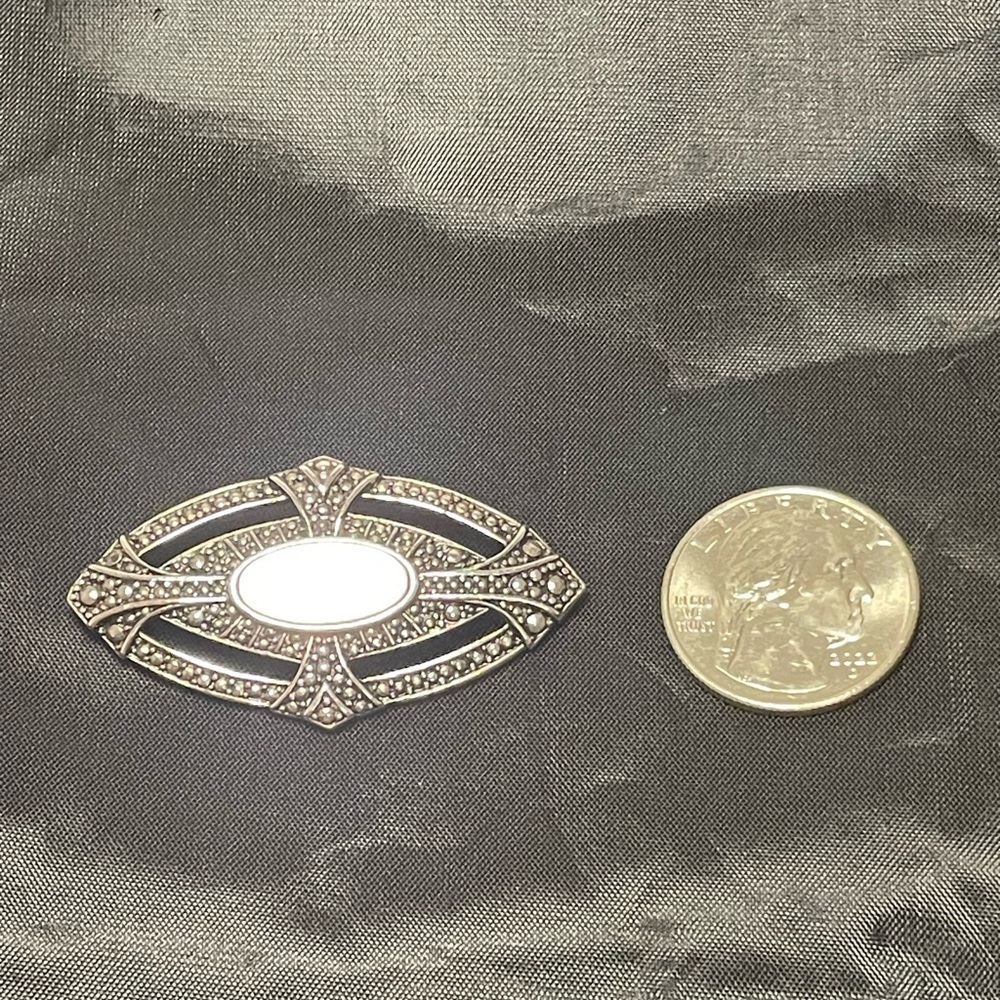 Vintage Avon “Victorian Elegance” faux Marcasite silver tone brooch - Picture 2 of 4